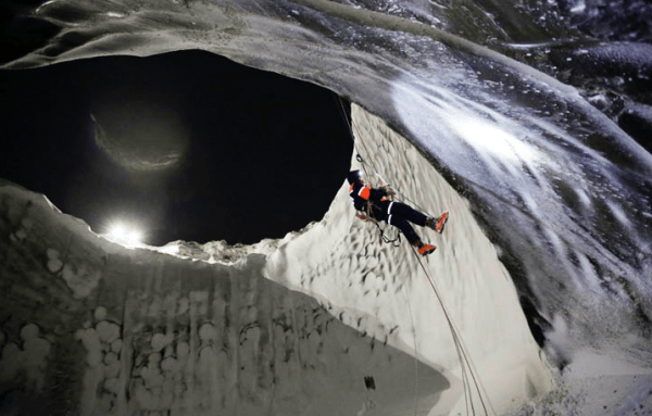 Auf dem Foto oben taucht ein Forscher in die Tiefen eines Methan-Blowout-Kraters
