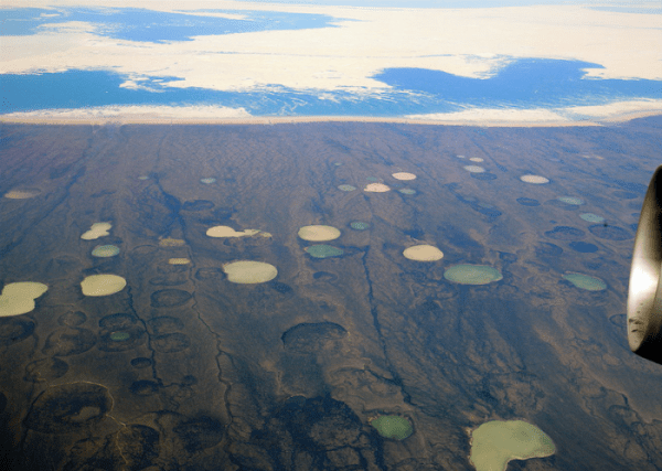 Thermokarst Lakes (aus schnell auftauenden Methanvorkommen) in der Nähe der Hudson Bay, Kanada. Foto Commons