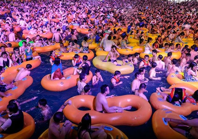Tusenvis stapper seg inn i Wuhan Water Park For Music Festival