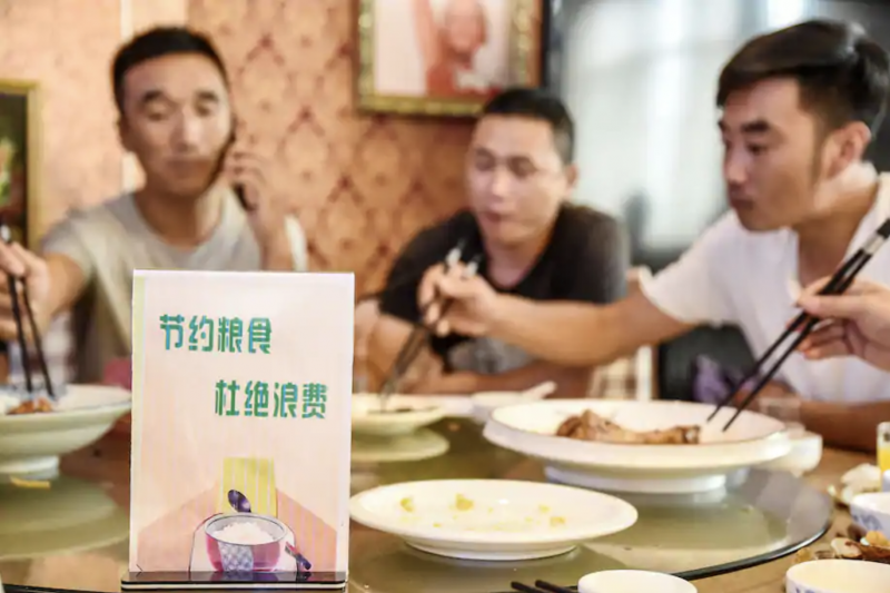 Ein Zeichen, das Menschen ermutigt, keine Lebensmittel zu verschwenden, wird in einem Restaurant in Handan in China gesehen