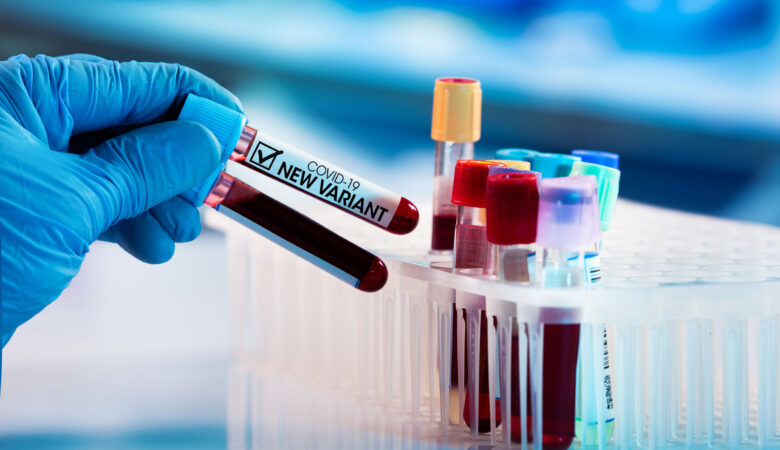laboratorietekniker med blodprøver med en ny variant av