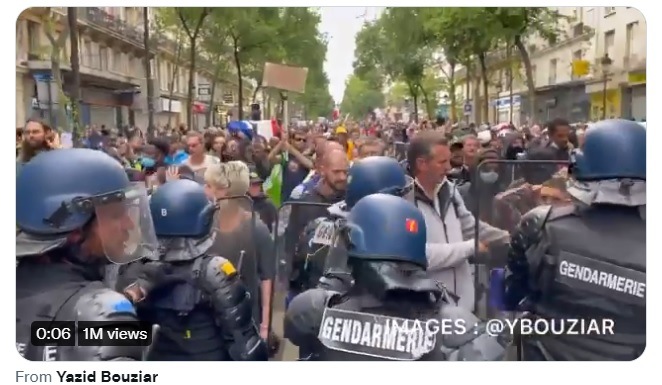 over hele Frankrike tar borgere ut på gatene og kolliderer med politiet som protesterer mot nye obligatoriske tiltak mot vaksine 19