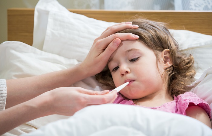 sykt barn med høy feber